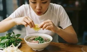 Ăn phở vắt nửa quả chanh, bún riêu cua có hột vịt lộn Ăn phở vắt nửa quả chanh, bún riêu cua có hột vịt lộn