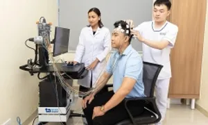Đau nửa đầu kèm tê tay trái có phải đột quỵ?